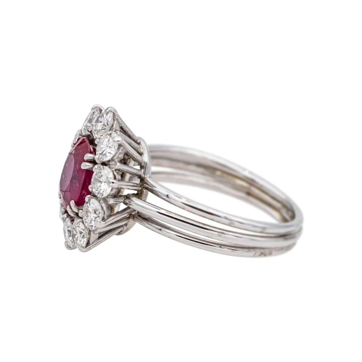 Bague Marguerite en or blanc, platine, rubis et diamants - Image 4