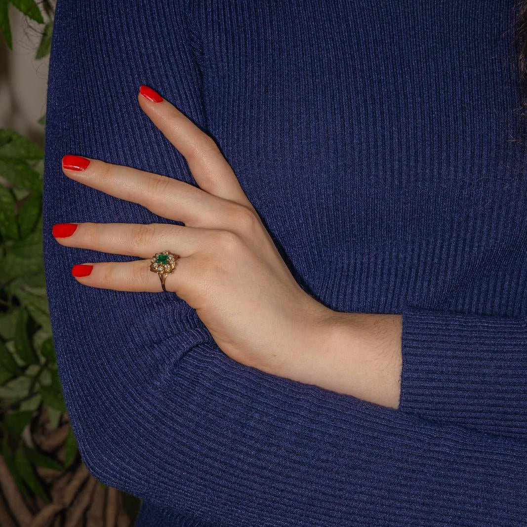 Bague Marguerite en or jaune, émeraude et diamants - Image 2