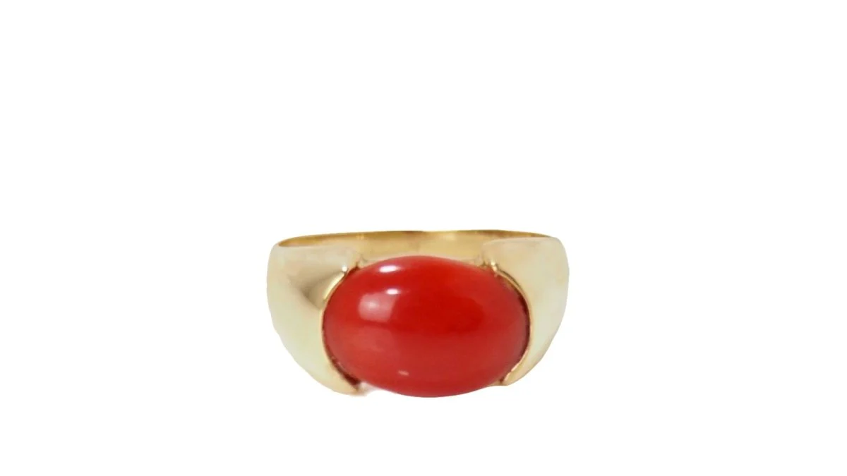 Bague en or jaune et Corail en cabochon