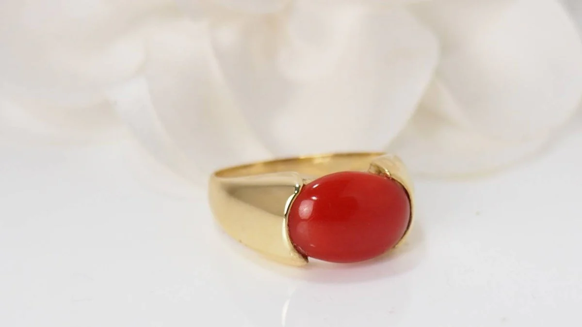 Bague en or jaune et Corail en cabochon - Image 2