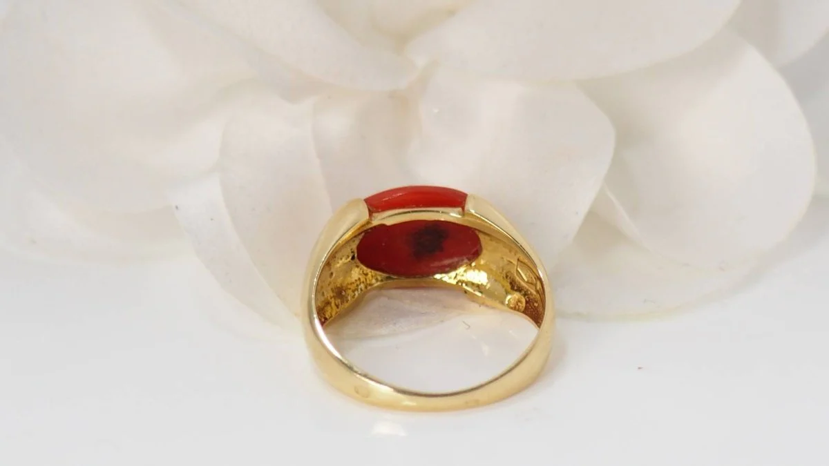 Bague en or jaune et Corail en cabochon - Image 3
