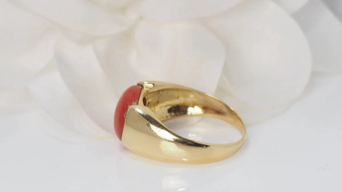 Bague en or jaune et Corail en cabochon - Image 4