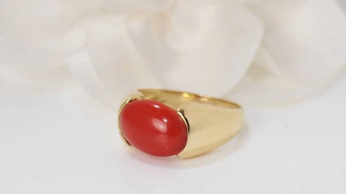 Bague en or jaune et Corail en cabochon - Image 5