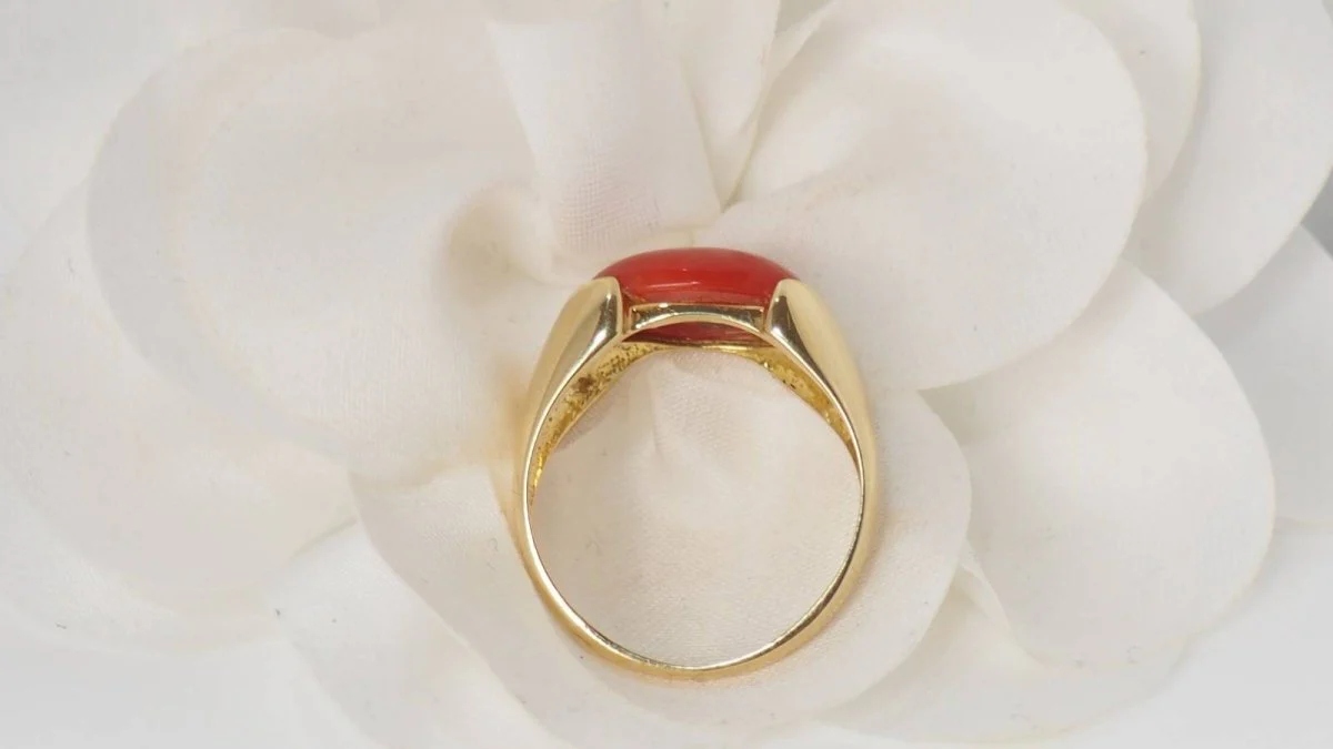 Bague en or jaune et Corail en cabochon - Image 7