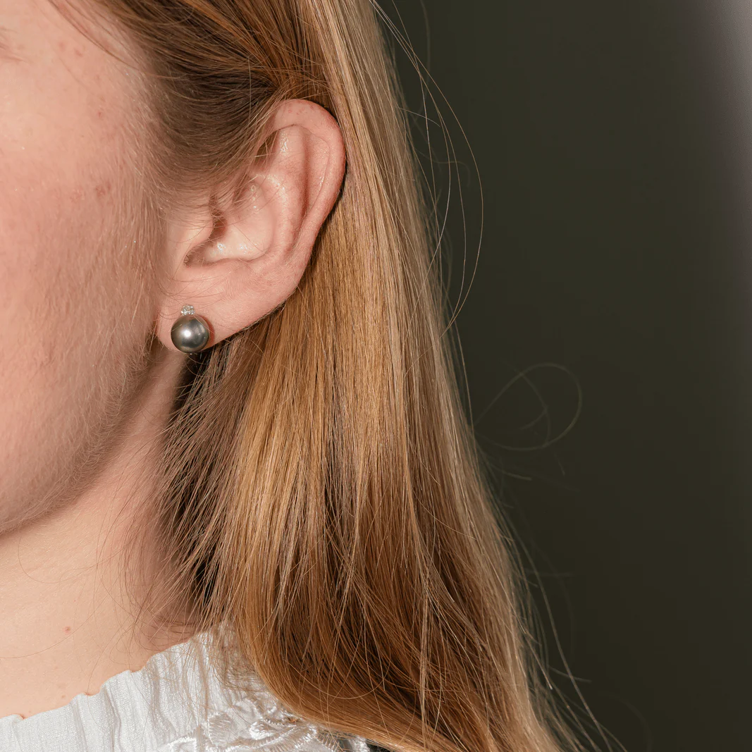 Boucles d'oreilles Clous en or blanc, perles et diamants - Image 2