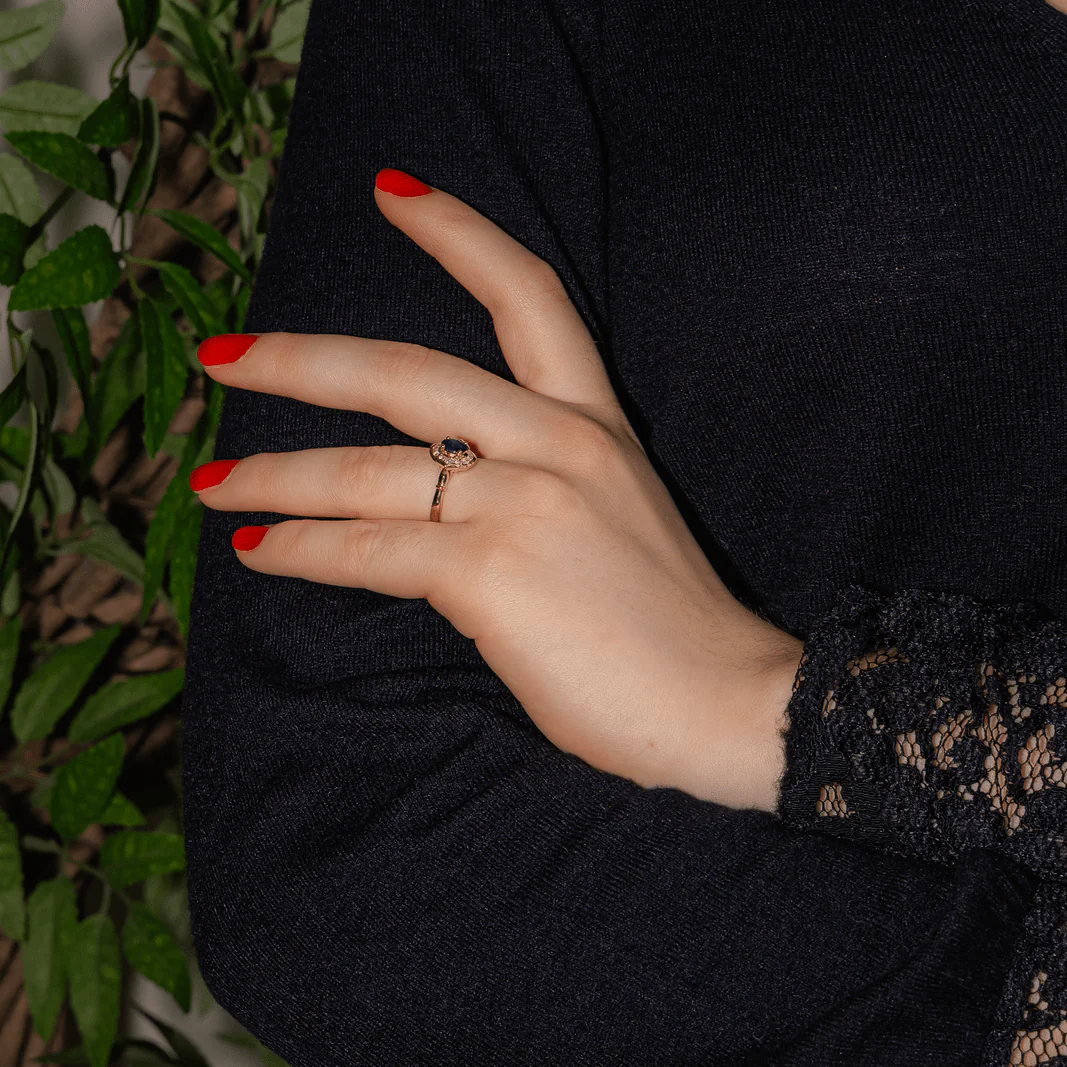 Bague Entourage en or jaune, saphir et diamants - Image 2