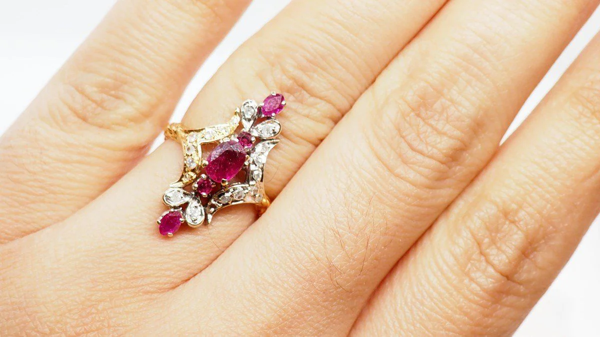 Bague Marquise En Or Bicolore, Rubis Et Diamants - Image 2