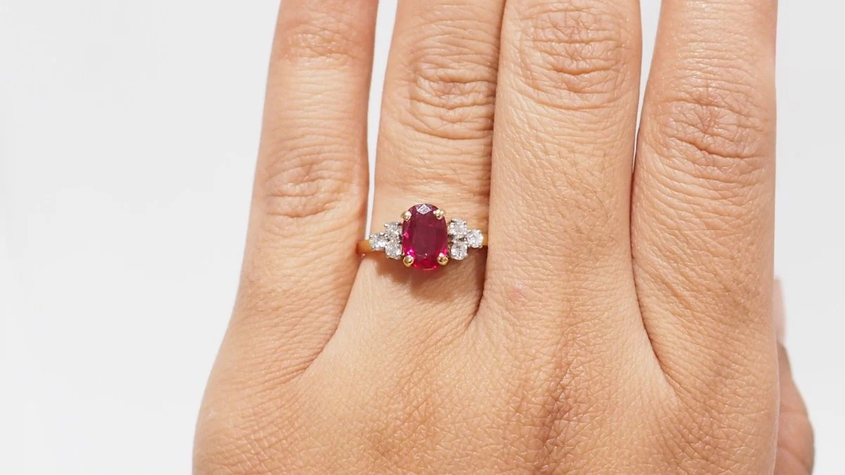 Bague en or jaune rubis et diamants - Image 2