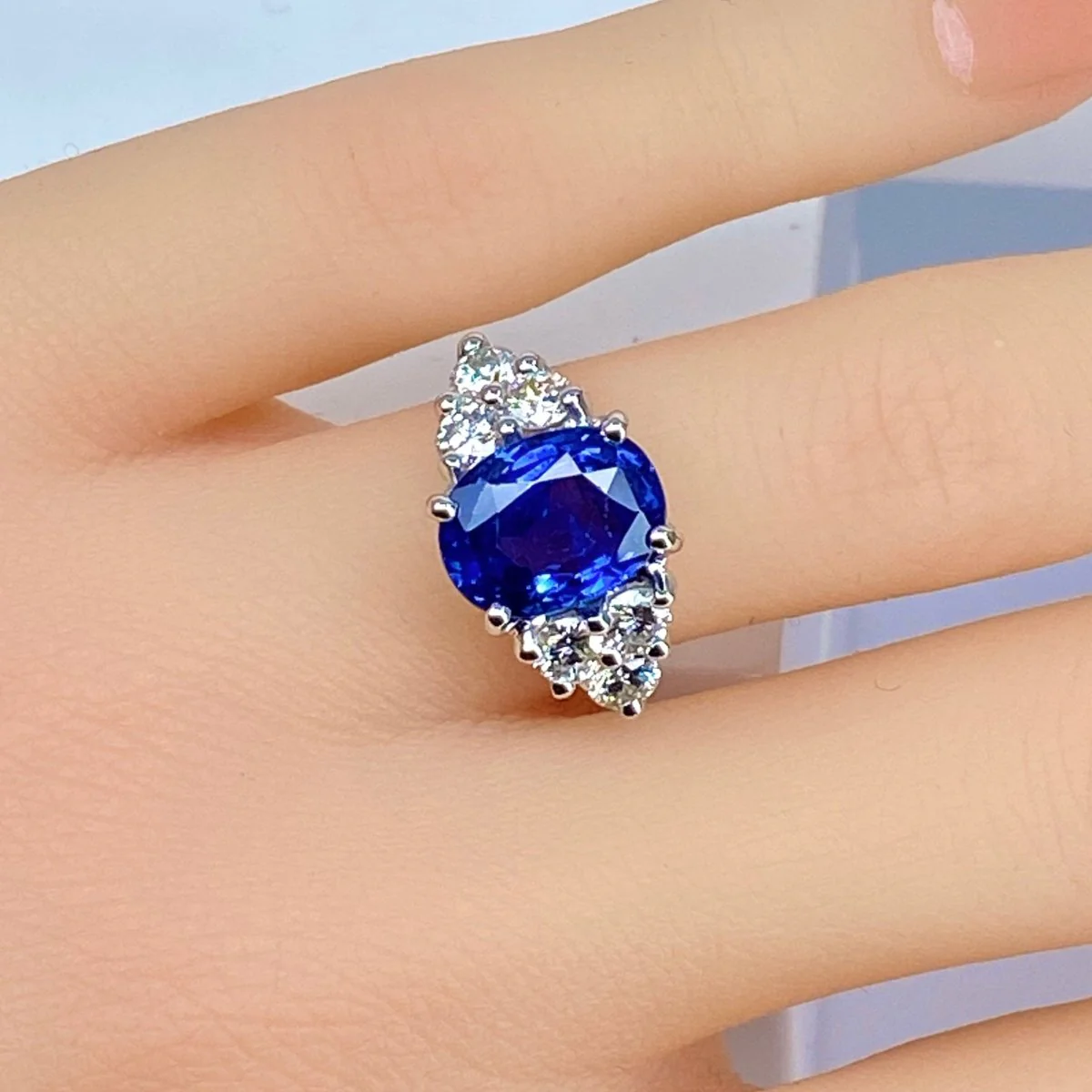 Bague Entourage en or blanc, saphir Birman et diamants - Image 2