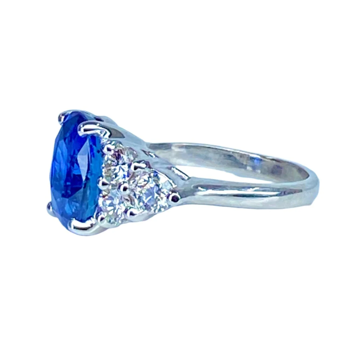 Bague Entourage en or blanc, saphir Birman et diamants - Image 4