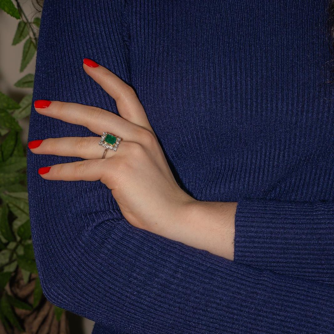 Bague Entourage en or blanc, or jaune, émeraude et diamants - Image 2