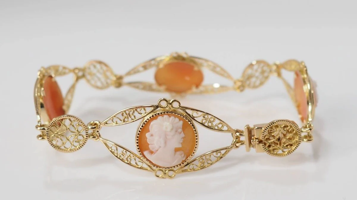 Bracelet filigrané en or jaune et camées