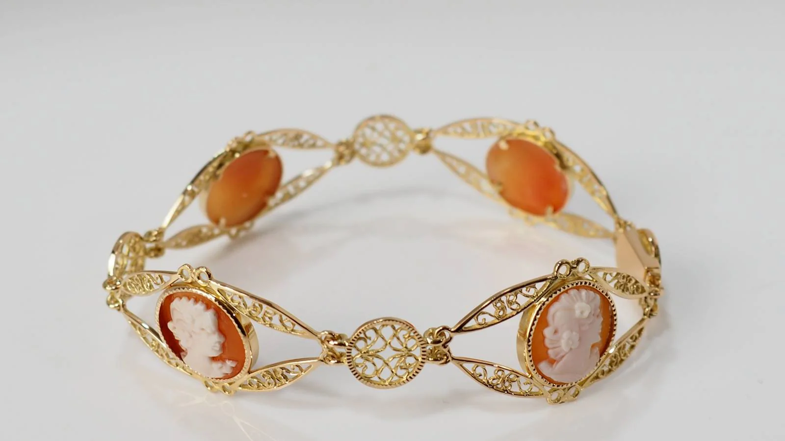Bracelet filigrané en or jaune et camées - Image 3