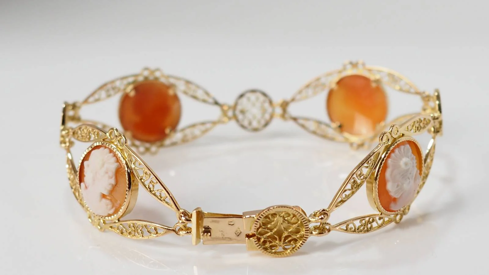 Bracelet filigrané en or jaune et camées - Image 4