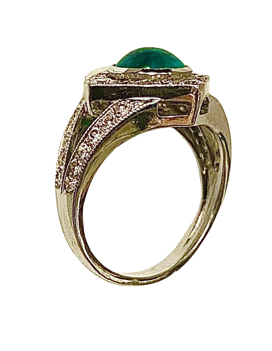 Bague en or 18 carats sertie d’une superbe émeraude cabochon et diamants - Image 3