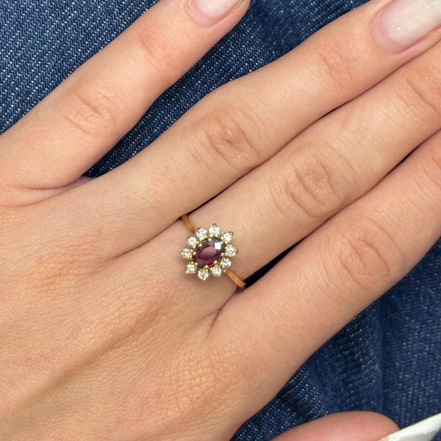 Bague Marguerite en or jaune, rubis, et diamants - Image 2