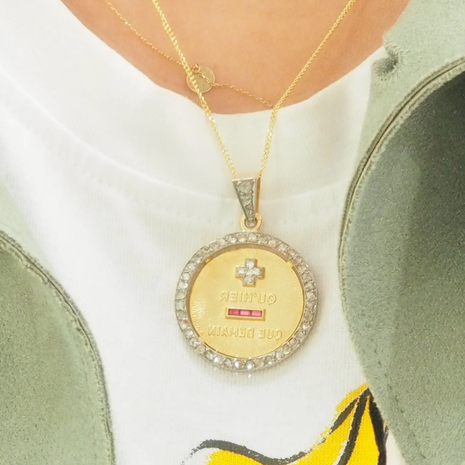 Pendentif Augis en or jaune, diamants et rubis - Image 2
