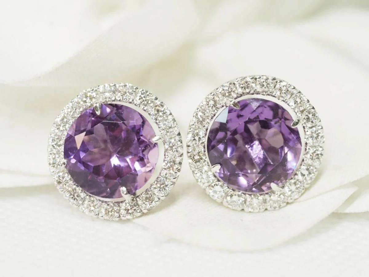 Boucles d'oreilles Puces en or blanc, améthystes rondes et diamants