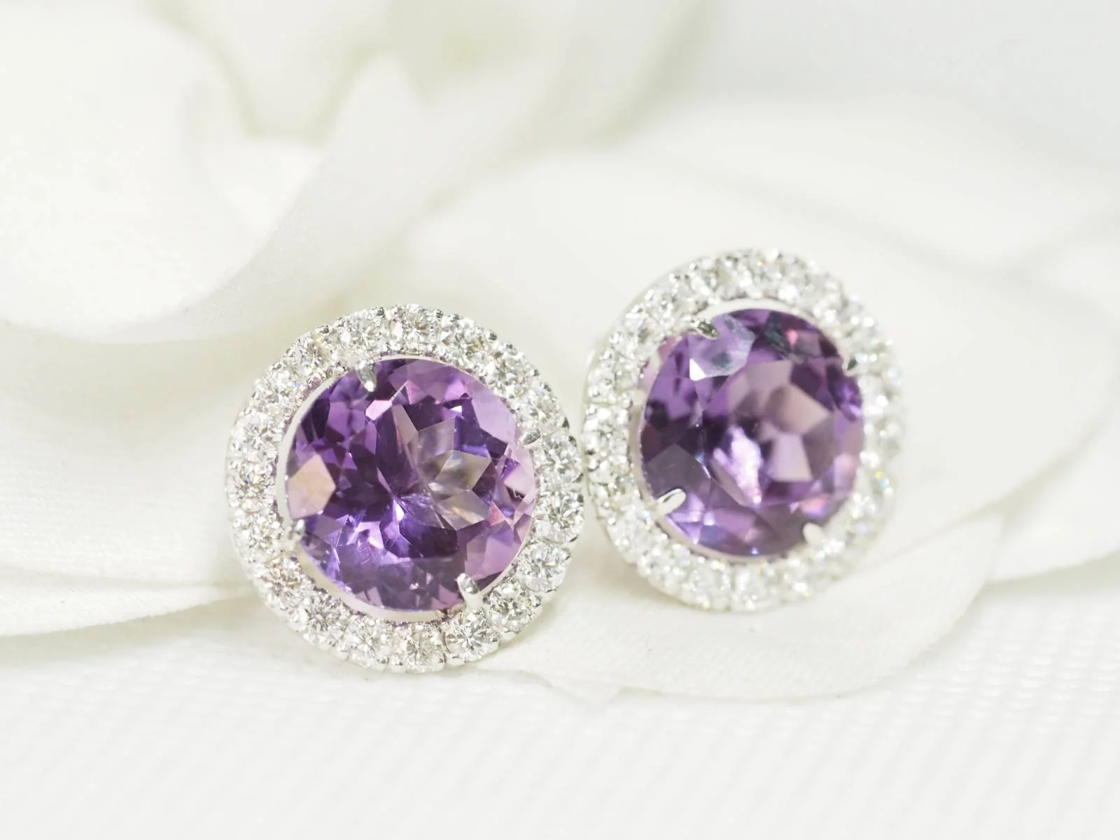 Boucles d'oreilles Puces en or blanc, améthystes rondes et diamants - Image 2