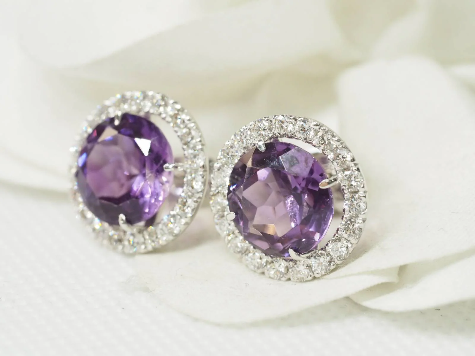 Boucles d'oreilles Puces en or blanc, améthystes rondes et diamants - Image 3
