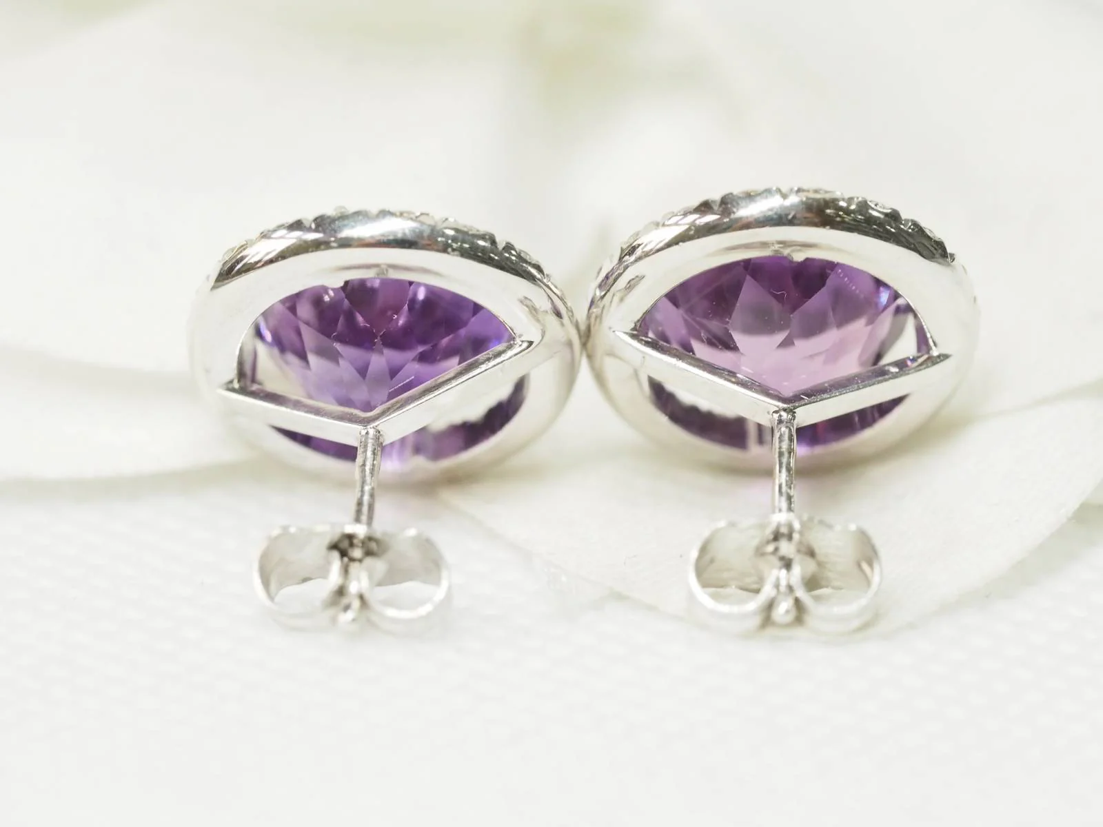Boucles d'oreilles Puces en or blanc, améthystes rondes et diamants - Image 5