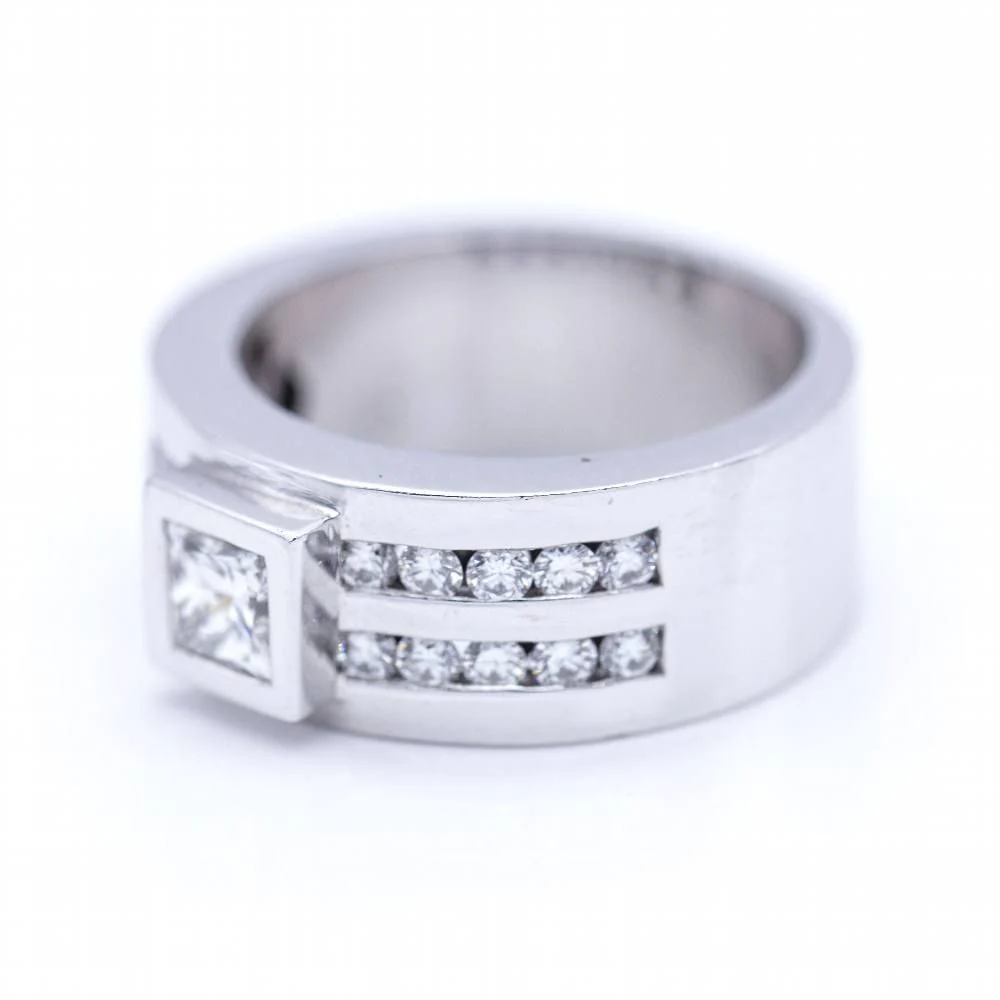 Bague en or blanc avec diamant taille princesse - Image 5