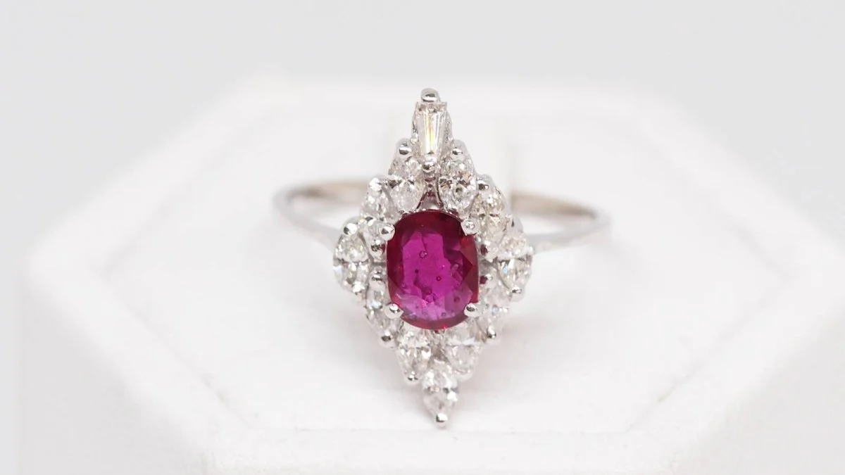 Bague marquise en or blanc, rubis et diamants