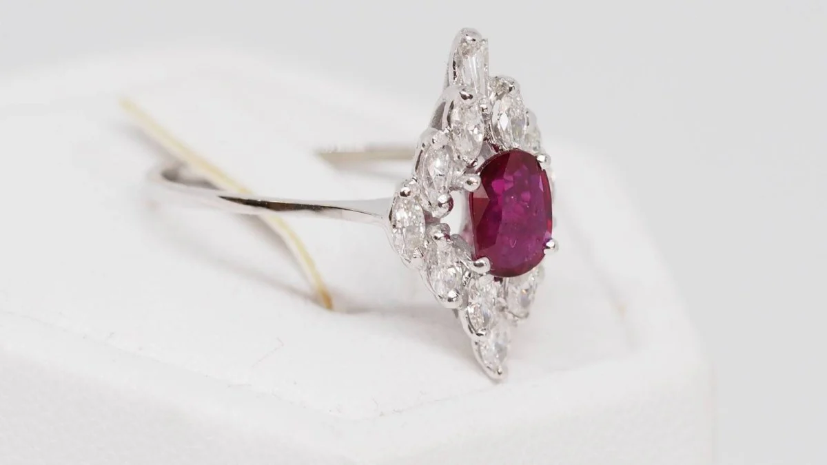 Bague marquise en or blanc, rubis et diamants - Image 3