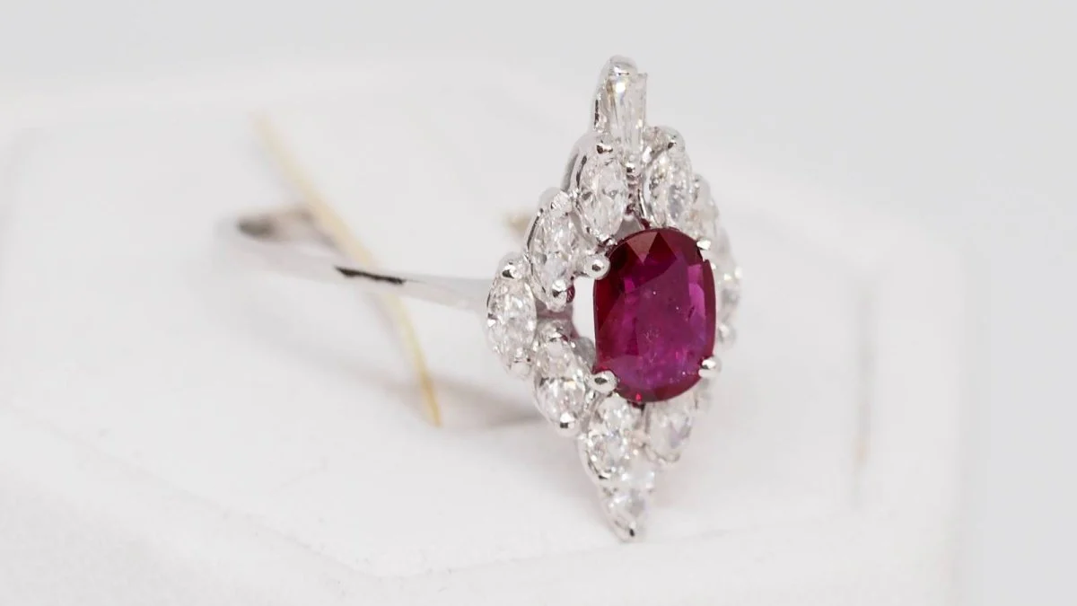 Bague marquise en or blanc, rubis et diamants - Image 4