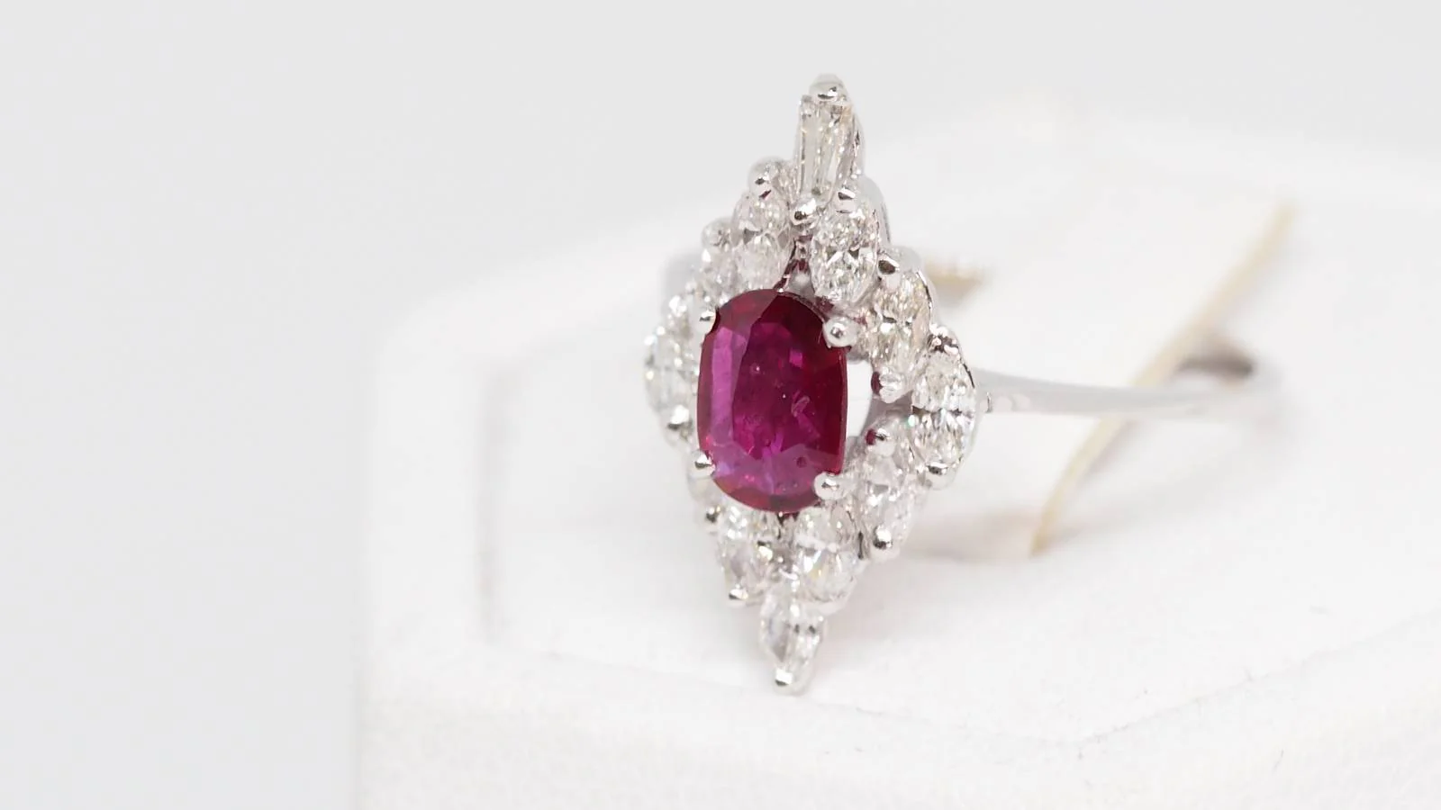 Bague marquise en or blanc, rubis et diamants - Image 5