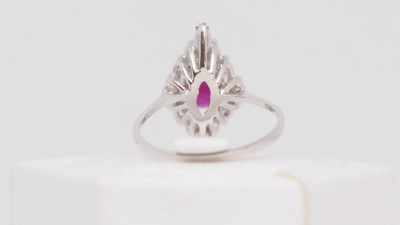 Bague marquise en or blanc, rubis et diamants - Image 6