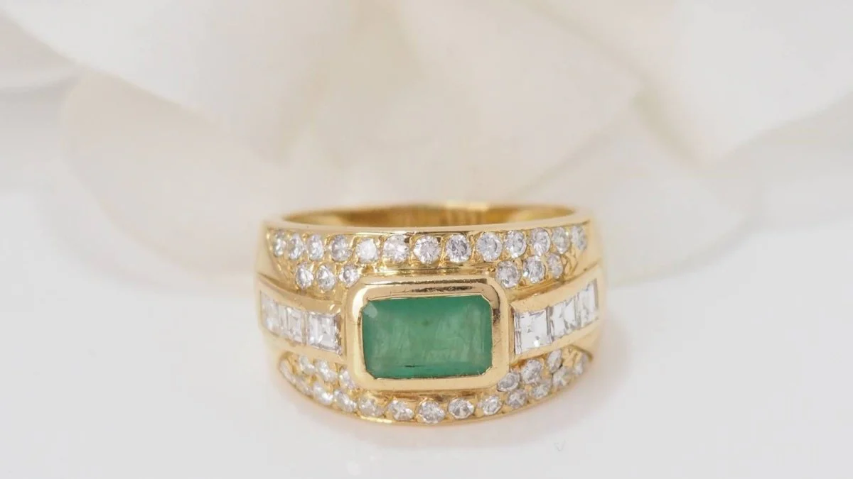 Bague Jonc en or jaune, émeraude et diamants - Image 2