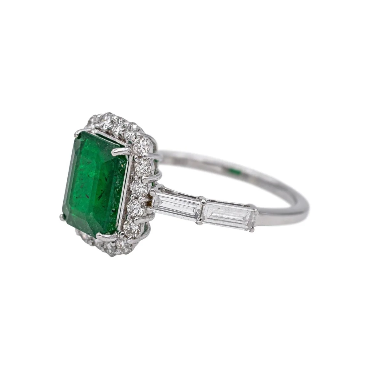 Bague Entourage en or blanc, émeraude et diamants - Image 4
