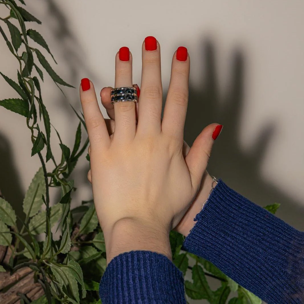 Bague Bandeau CHANEL "Ultra" en or blanc et céramique - Image 2