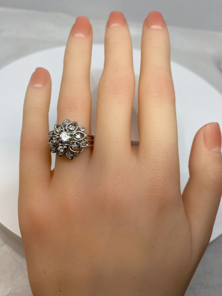 Bague en platine marguerite sertie de diamants - Image 10