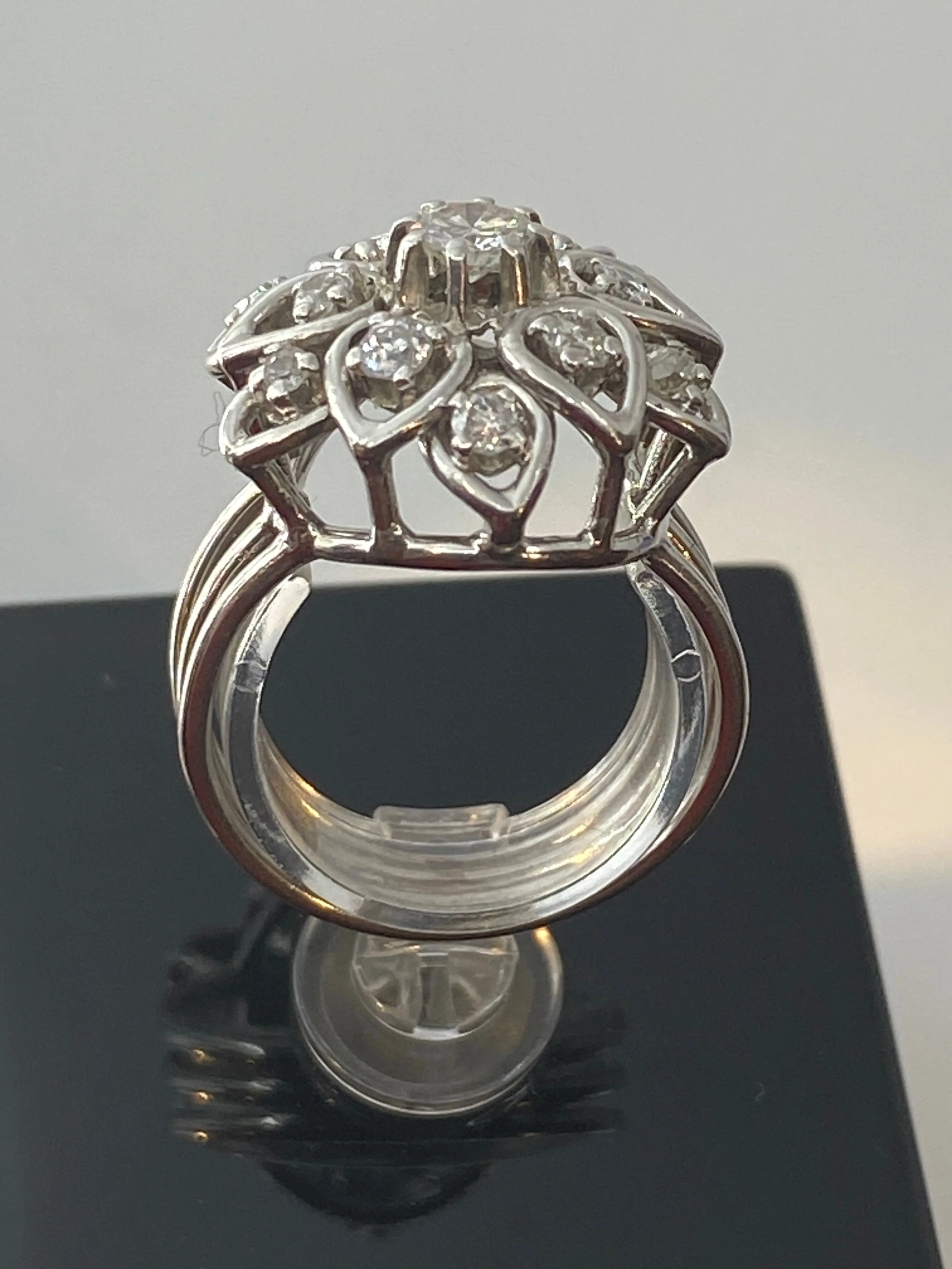 Bague en platine marguerite sertie de diamants - Image 5