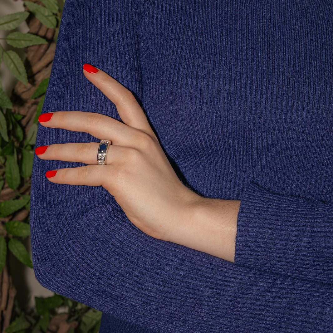 Bague en or blanc, saphir et diamants - Image 2