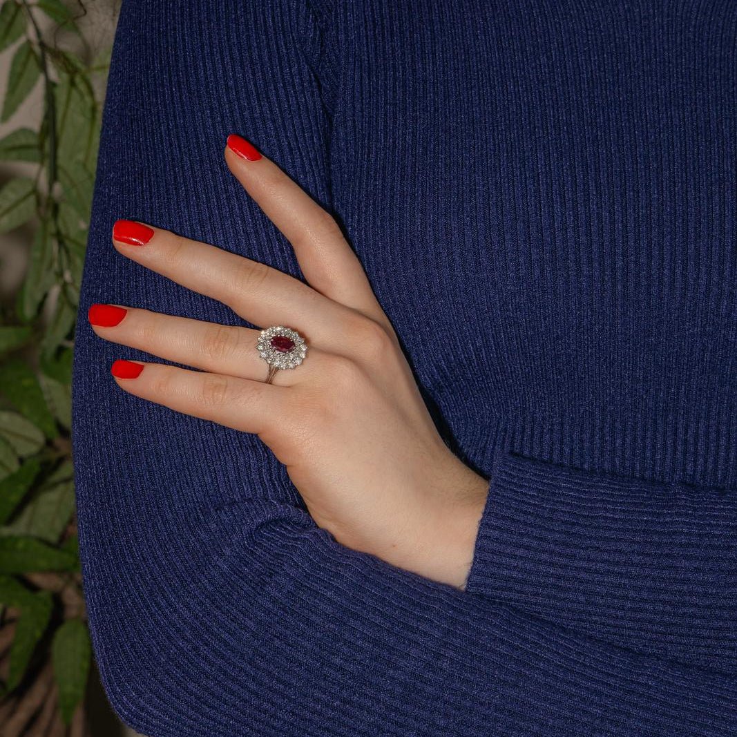 Bague Entourage en or blanc, rubis et diamants - Image 2