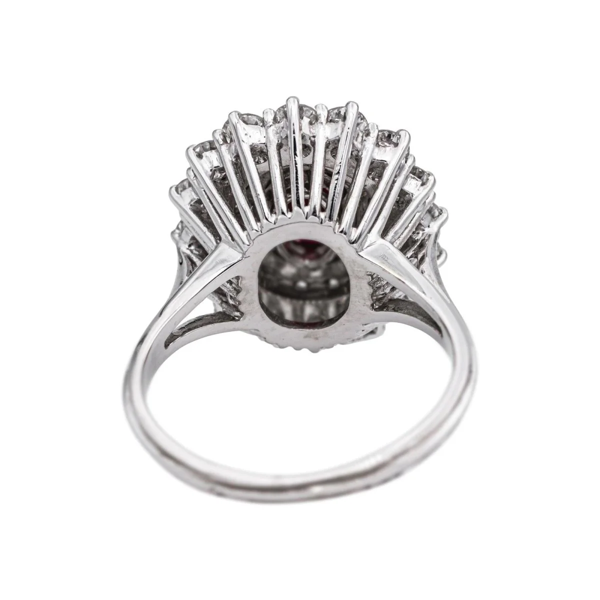 Bague Entourage en or blanc, rubis et diamants - Image 5