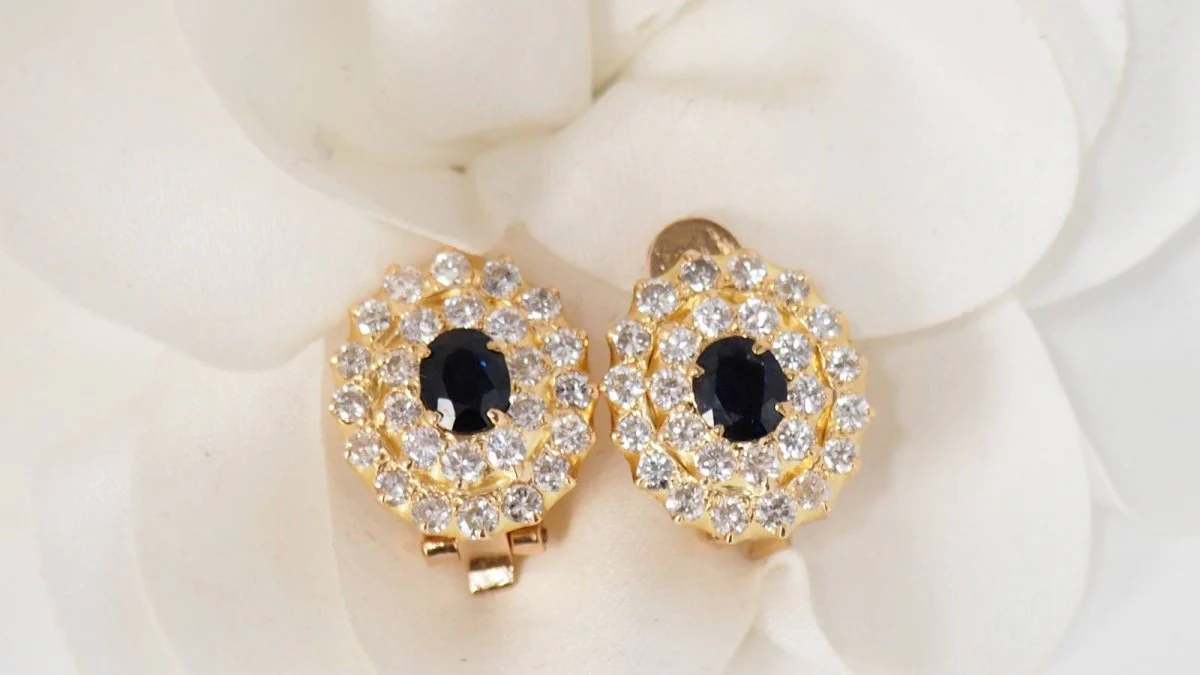 Boucles d'oreilles Clips double entourage en or jaune, saphirs et diamants - Image 3