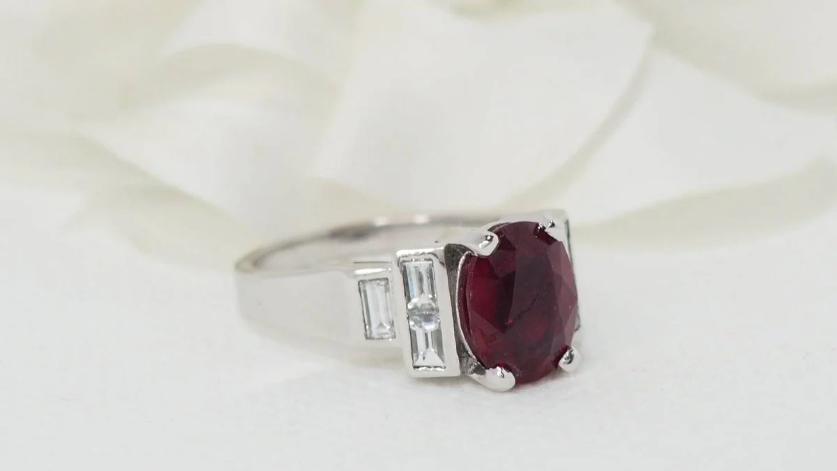Bague en or blanc rubis et diamants - Image 4