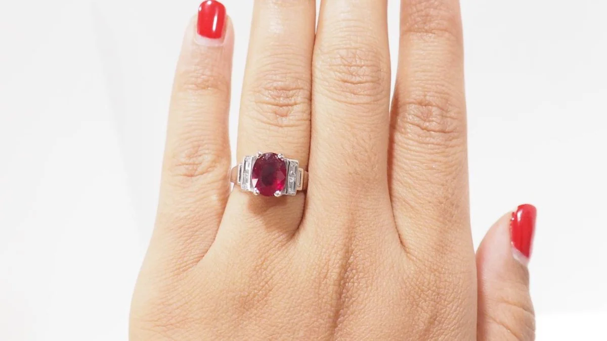 Bague en or blanc rubis et diamants - Image 5