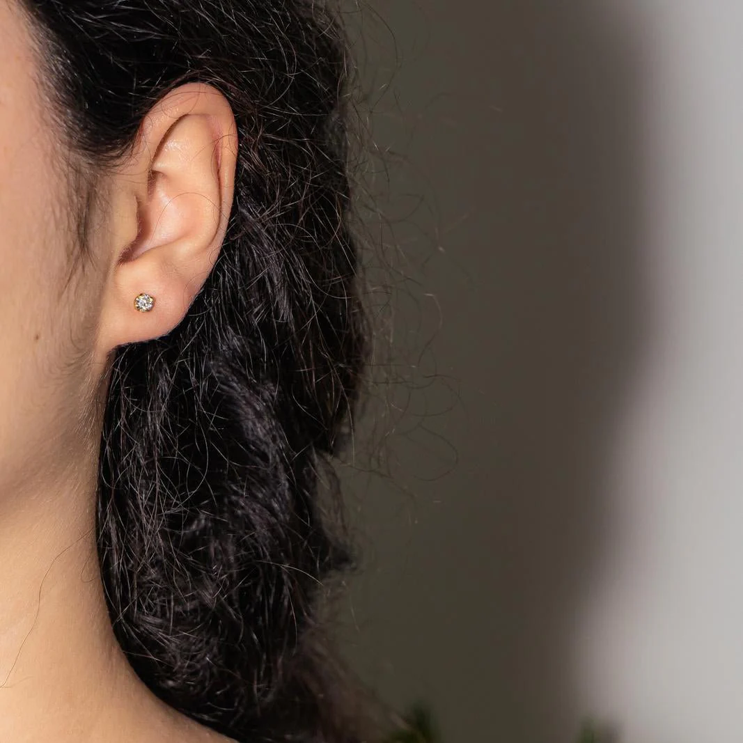 Boucles d'oreilles Puces en or jaune et diamants - Image 2