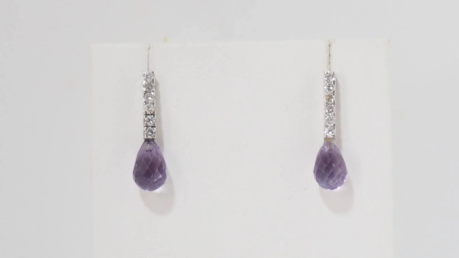 Boucles d'oreilles en or blanc, améthystes et diamants - Image 2