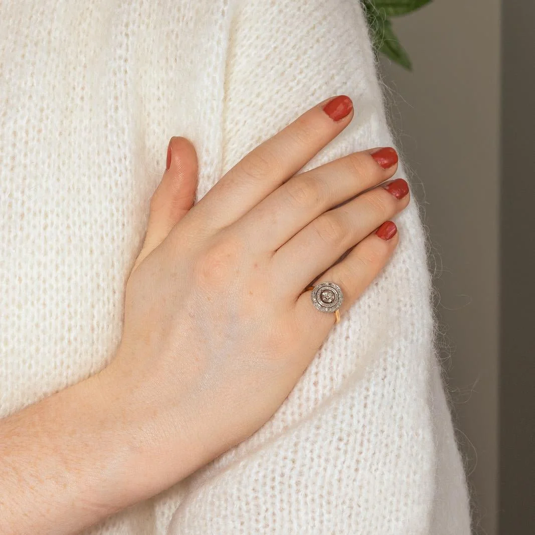 Bague Entourage en or jaune et diamants - Image 2