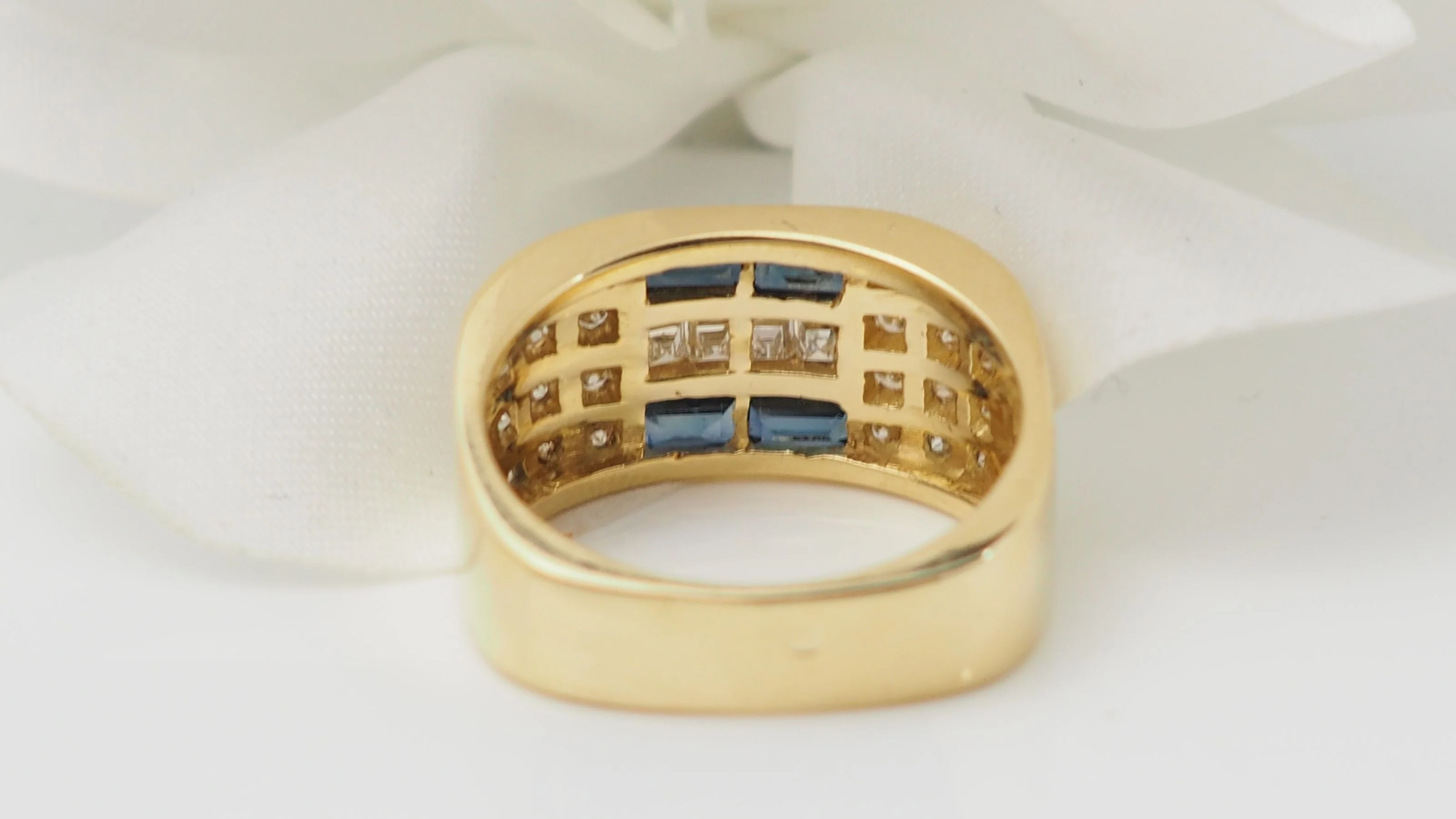 Bague en or jaune, diamants et saphirs - Image 9