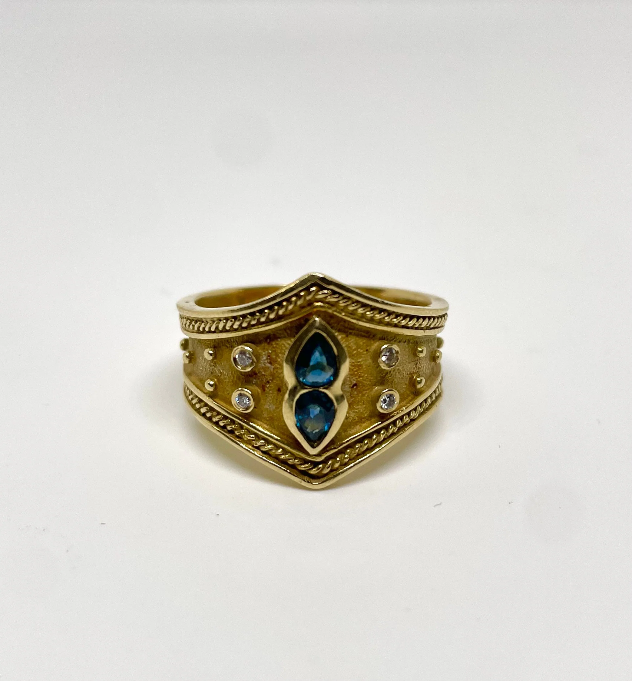 Bague byzantine en or jaune 18k saphirs et diamants