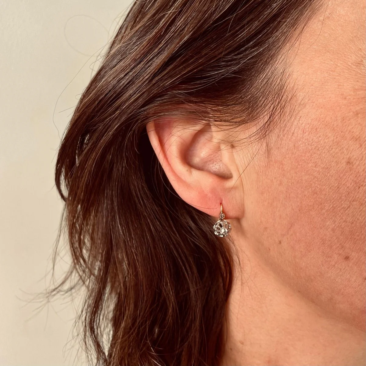 Boucles d'oreilles Dormeuses anciennes en or et diamants - Image 2