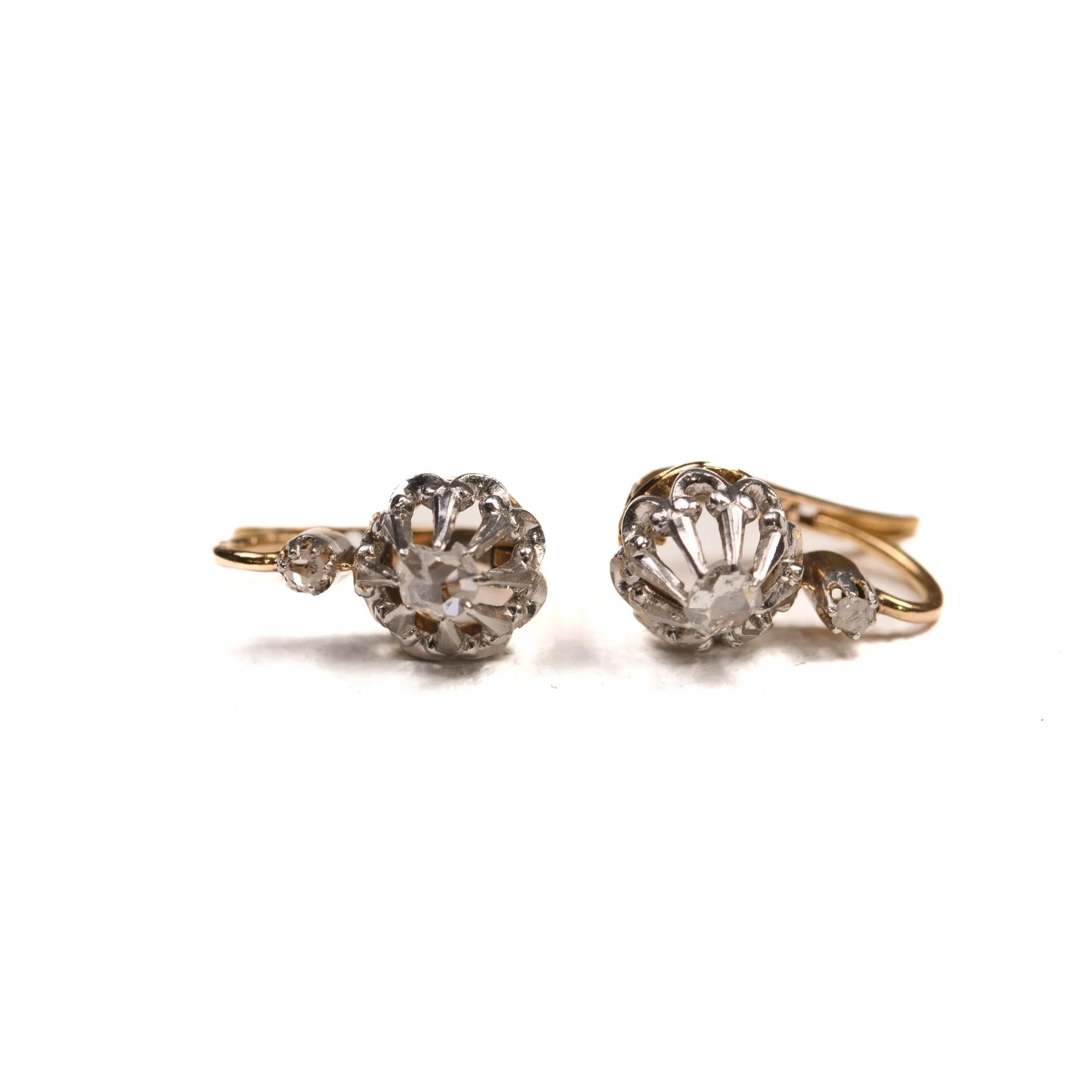 Boucles d'oreilles Dormeuses anciennes en or et diamants - Image 3