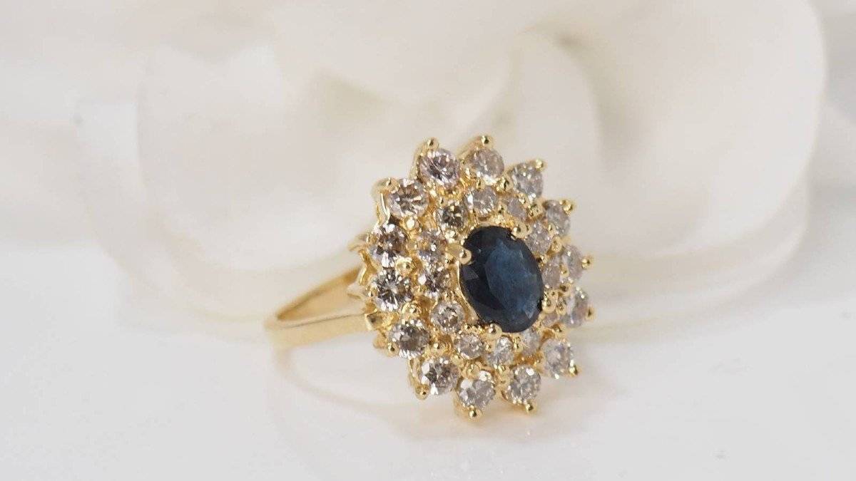 Bague en or jaune, saphir et diamants - Image 2